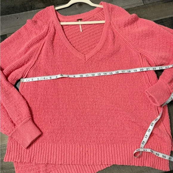 Free People Pink V Neck Sweater Medium Oversized Knit Hi Low Hem Cozy Boho - Picture 3 of 6